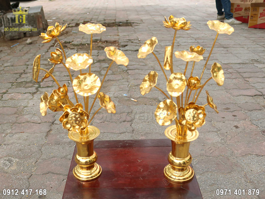Lọ hoa sen mạ vàng là vật phẩm thờ cúng gia tiên sang trọng